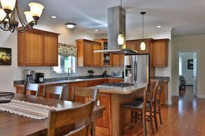 Jääkaappi, mikroaaltouuni, uuni, liesi