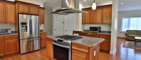 冰箱、微波炉、烤箱、炉灶