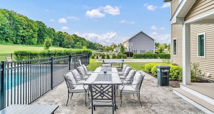 Coop Diamonds Luxury Rentals; Sunrise Estates 4