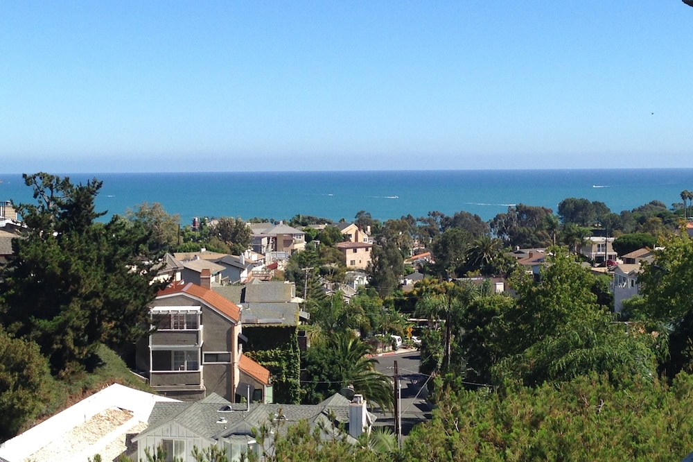2 Bedroom 2 Bath Sleeps 6 Walk to Beach PCH free parking, dog friendly