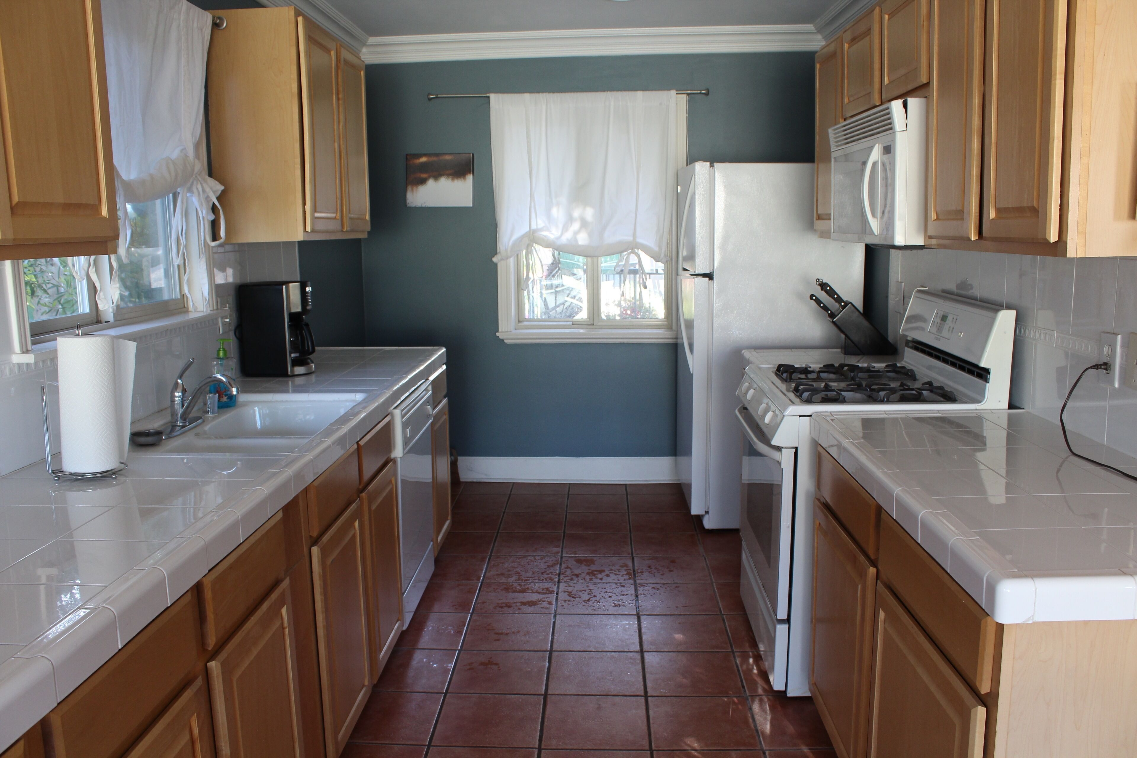 2 Bedroom 2 Bath Sleeps 6 Walk to Beach PCH free parking, dog friendly