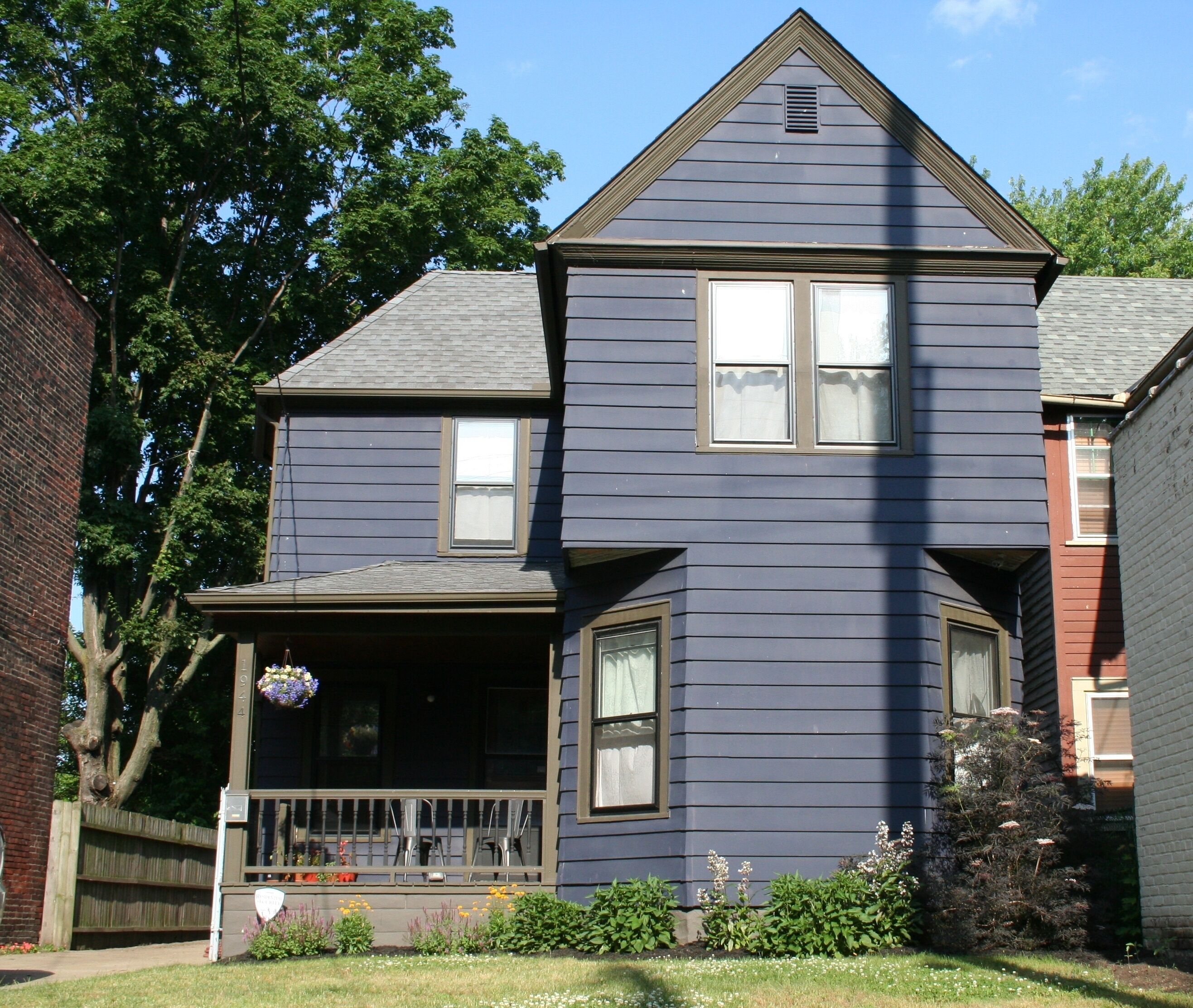 PVT 2nd floor of duplex, full kitchen & bath. Great location