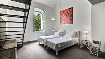 7 slaapkamers, een bureau, een strijkplank/strijkijzer, wifi