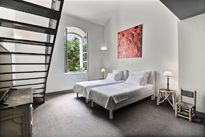 7 slaapkamers, een bureau, een strijkplank/strijkijzer, wifi
