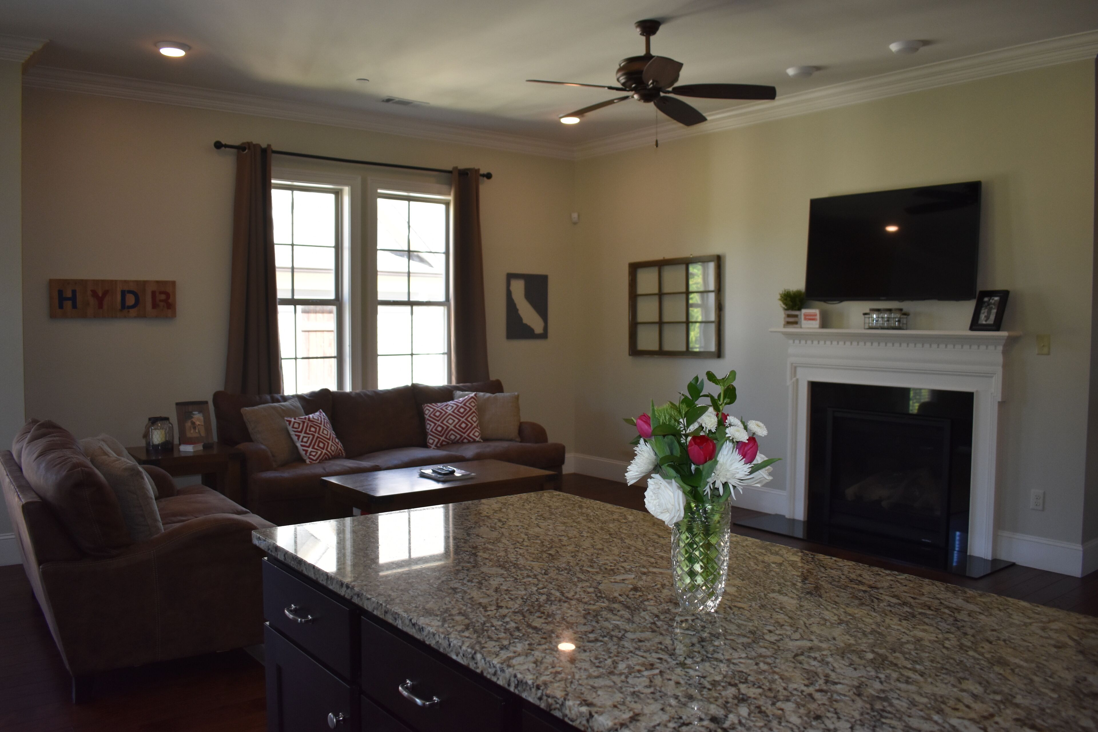 Super Clean Luxury Townhome in The Country Club Area-Minutes to Square & Campus!