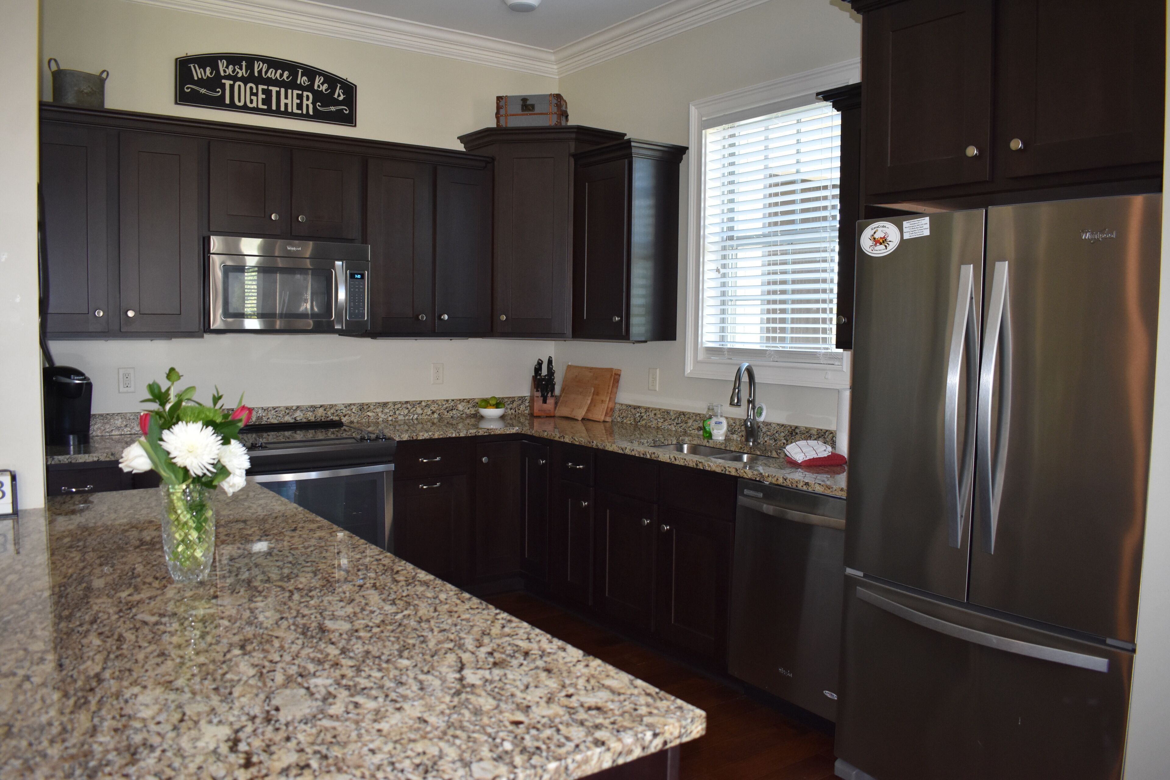 Super Clean Luxury Townhome in The Country Club Area-Minutes to Square & Campus!