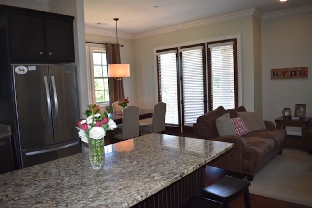 Super Clean Luxury Townhome in The Country Club Area-Minutes to Square & Campus!