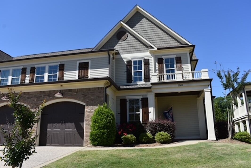 Super Clean Luxury Townhome in The Country Club Area-Minutes to Square & Campus!