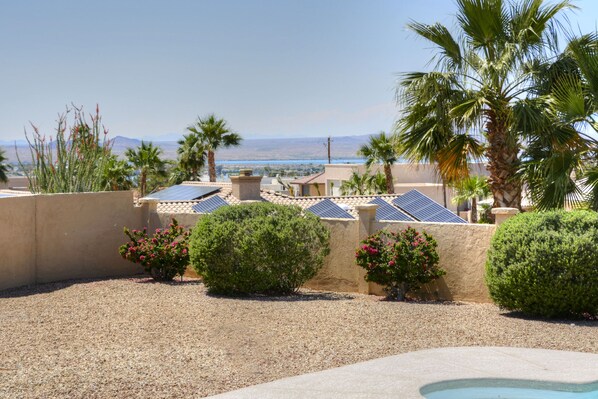 Property grounds - Beautiful Santa Fe Style Home With Lake View (Lake Havasu City)