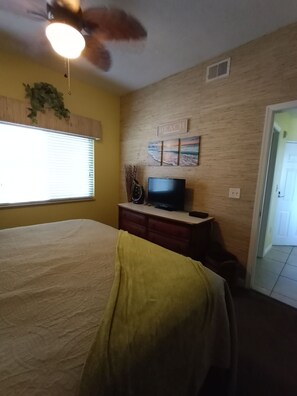 1 slaapkamer, een strijkplank/strijkijzer, gratis wifi, beddengoed