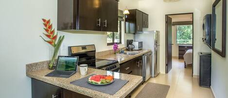 Refrigerador, microondas, horno y parrilla de estufa