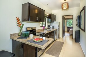 Frigorífico, microondas, horno y placa de cocina