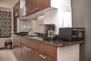 Kühlschrank, Mikrowelle, Herdplatte, Wasserkocher mit Kaffee-/Teezubehör