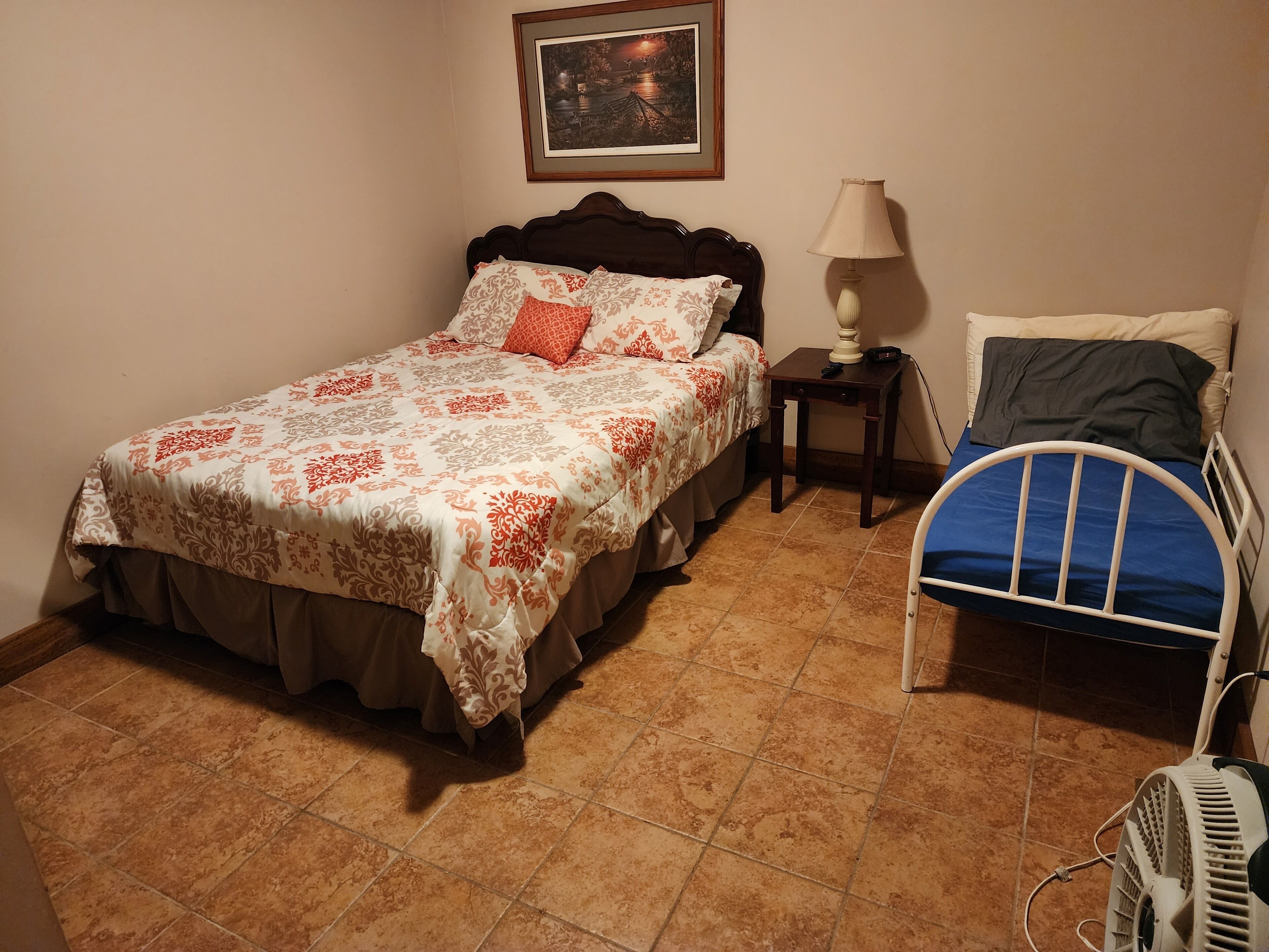 Poplar House with 400 sq. ft screened porch with bar and big-screen TV- Sleeps 8