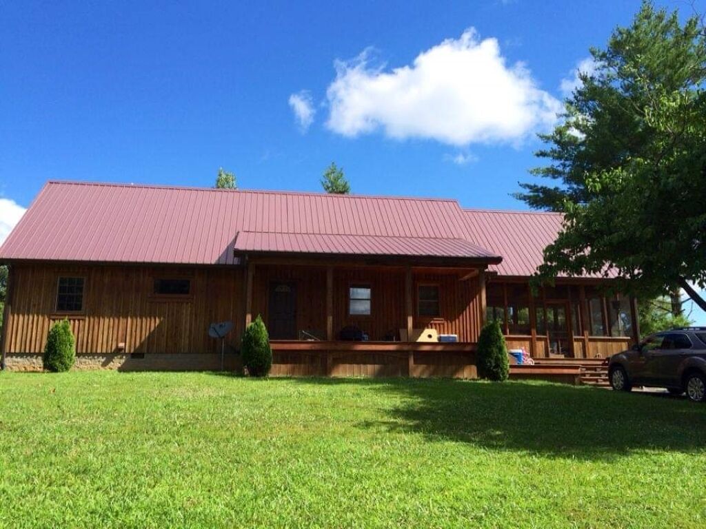 Poplar House with 400 sq. ft screened porch with bar and big-screen TV- Sleeps 8