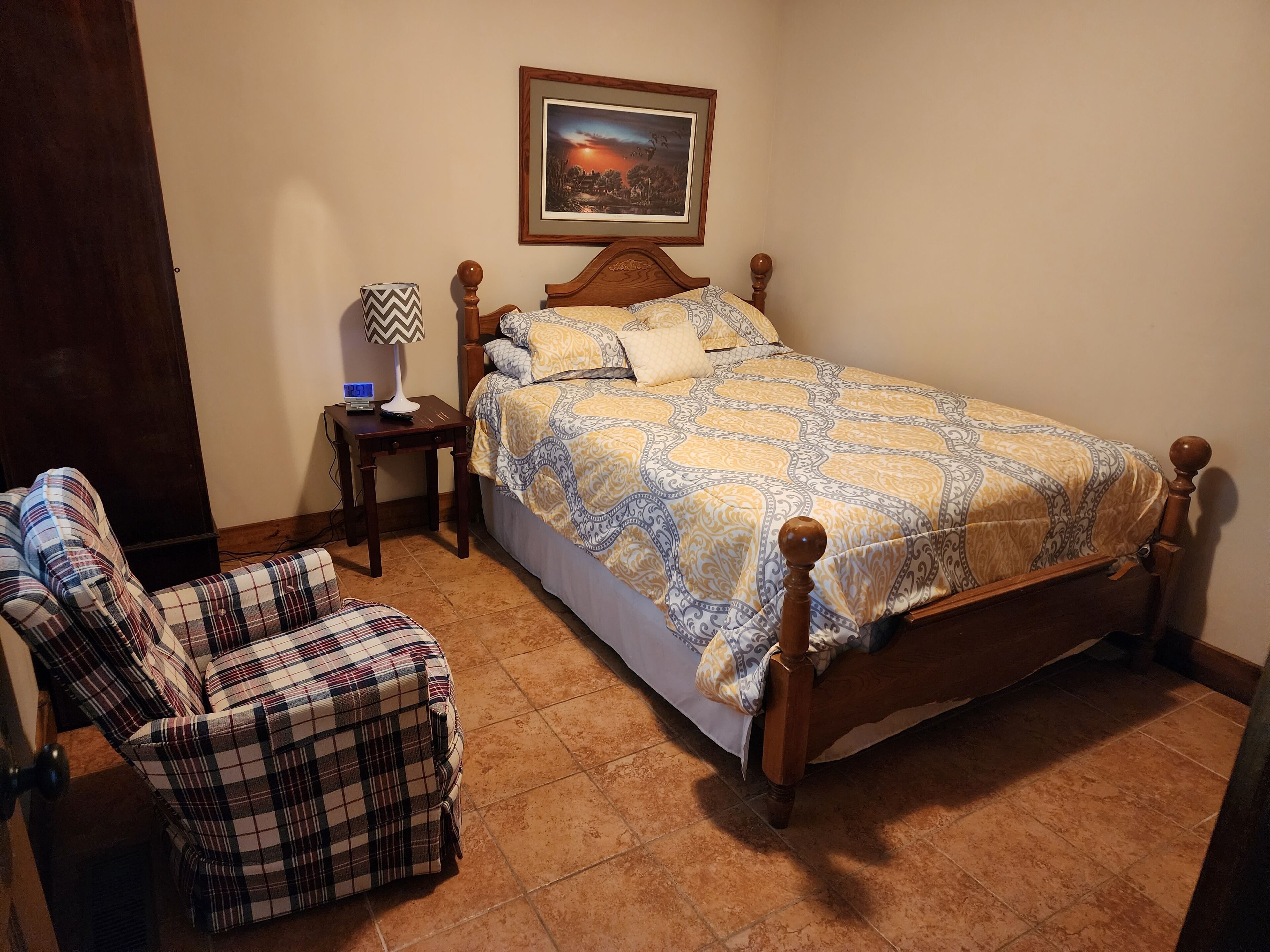 Poplar House with 400 sq. ft screened porch with bar and big-screen TV- Sleeps 8