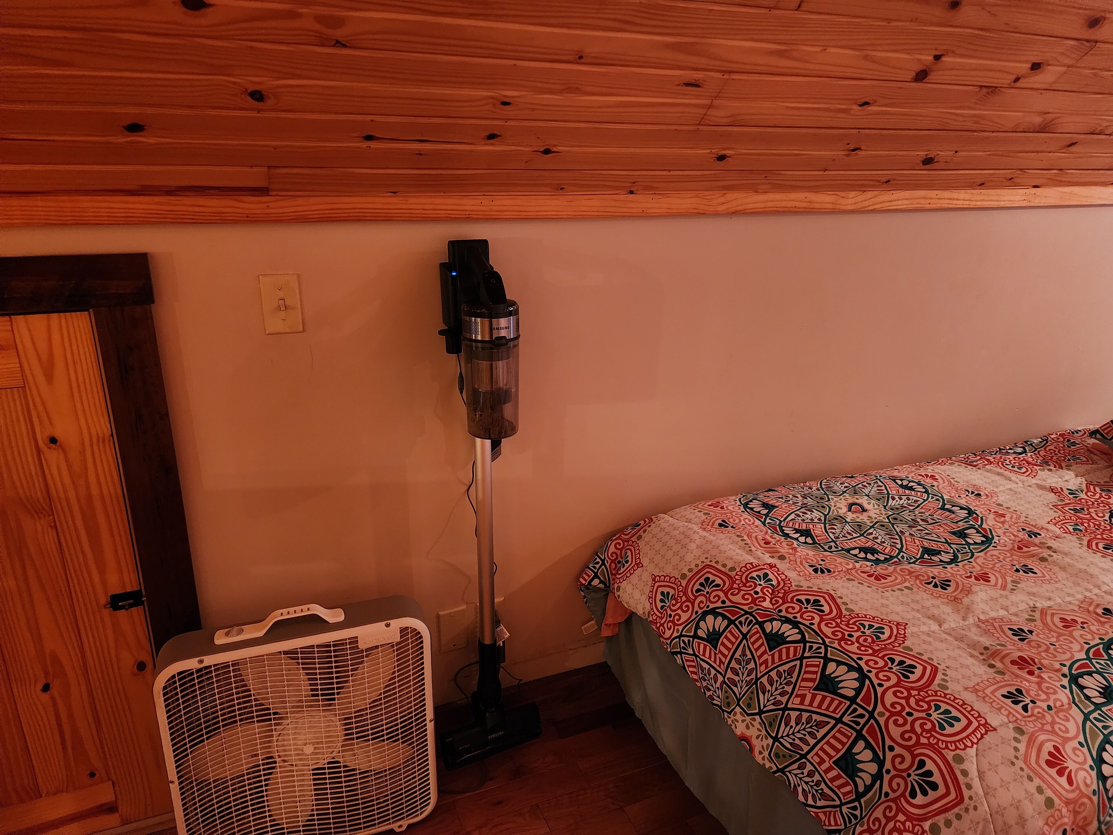 Poplar House with 400 sq. ft screened porch with bar and big-screen TV- Sleeps 8