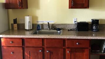 Frigorífico, microondas, horno y cafetera o tetera