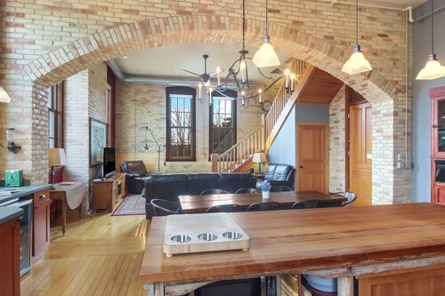 Uskomaton ylellinen sviitti kylässä