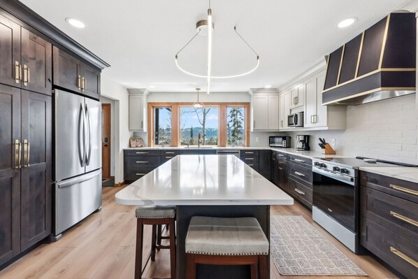 ثلاجة، ميكروويف، فرن، موقد طهي مسطح