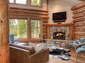 Télévision, cheminée, jeux vidéo, baby-foot