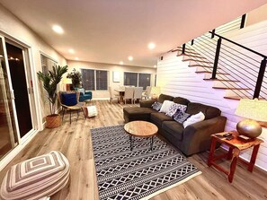 Smart TV, fireplace, books, stereo