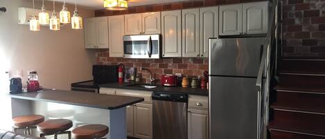 Køleskab, mikrobølgeovn, ovn, kogeplade