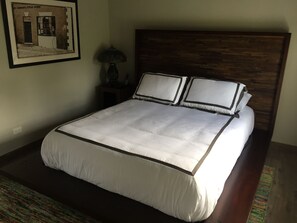 1 dormitorio, escritorio, tabla de planchar con plancha y wifi