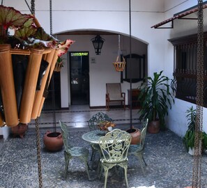 Outdoor dining - Hostal Los Juanes "Trully Your Home Away From Home" (Armenia)