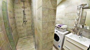 Douche, serviettes fournies, savon, papier toilette