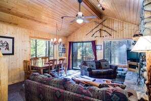 Televisión, chimenea, reproductor de DVD y libros 