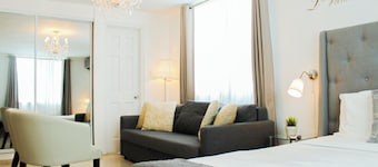 Beautiful Chandeliers, Cozy & Enjoyable Studio - Balcony / FREE WIFI - 202