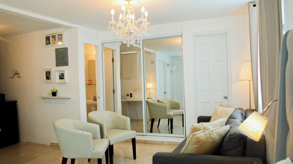 TV - Beautiful Chandeliers, Cozy & Enjoyable Studio - Balcony / FREE WIFI - 202 (Ponce)