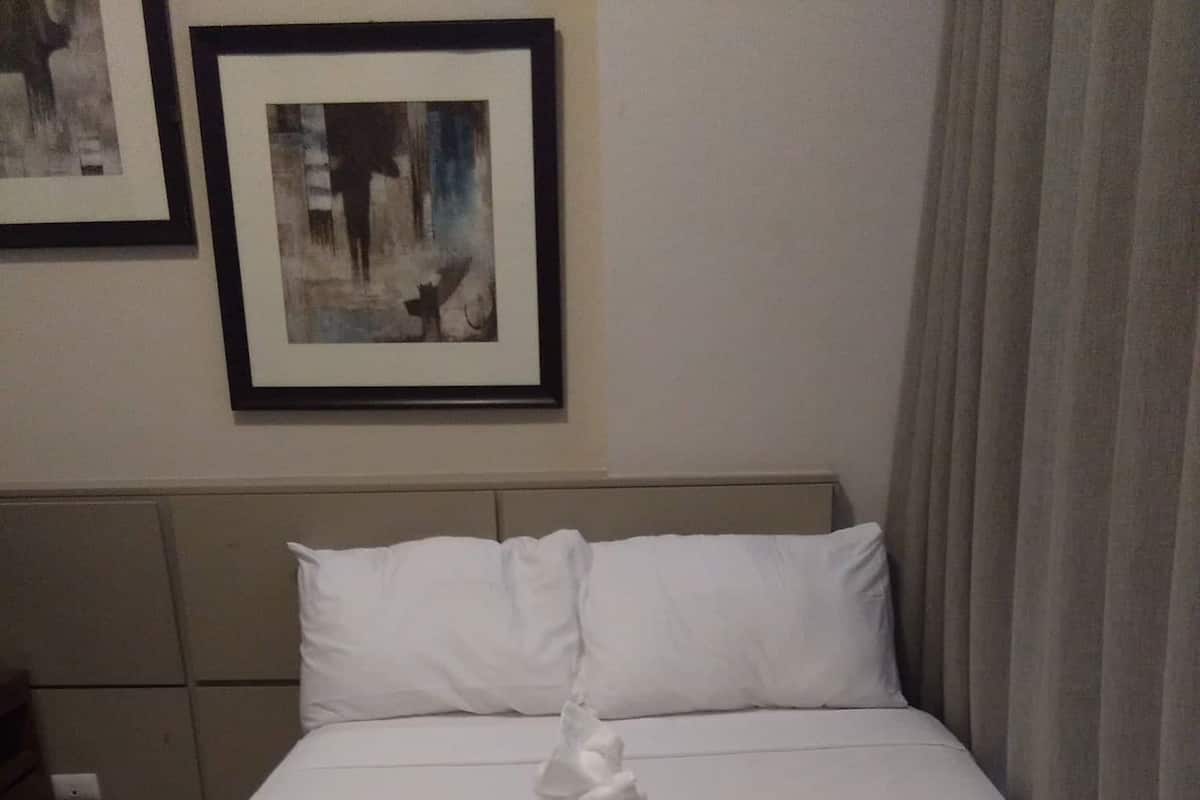 In-room safe, desk, soundproofing, rollaway beds (surcharge)