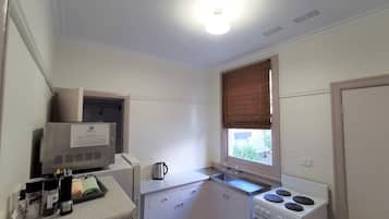 Kühlschrank, Herdplatte, Toaster