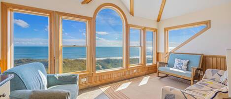 Fladskærms-tv, dvd-afspiller, bøger, stereoanlæg