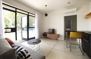 Smart TV, fireplace, DVD player, table tennis