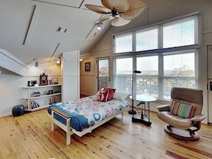 3 bedrooms, iron/ironing board, free internet, bed sheets