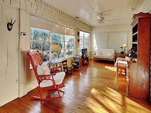 3 bedrooms, iron/ironing board, free Internet, bed sheets