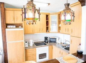 Een magnetron, een oven, een koffiezetapparaat/waterkoker