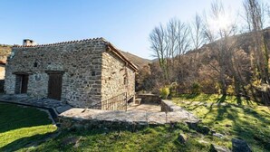 A stone building with a small porch, a door, and a window. - Rural house El Huerto de la Fragua for 5 people (Enciso)