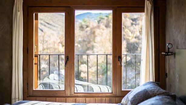 A room with a large window overlooking a mountainous landscape. - Rural house El Huerto de la Fragua for 5 people (Enciso)