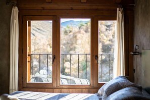 A room with a large window overlooking a mountainous landscape. - Rural house El Huerto de la Fragua for 5 people (Enciso)