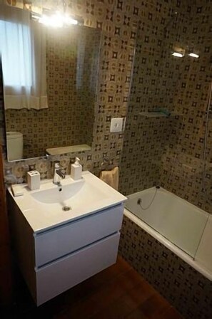 Badewanne, Haartrockner, Toilettenpapier
