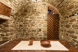 Douche, sèche-cheveux, bidet, serviettes fournies