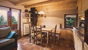 Una cucina accogliente con mobili in legno, un tavolo da pranzo e un divano.