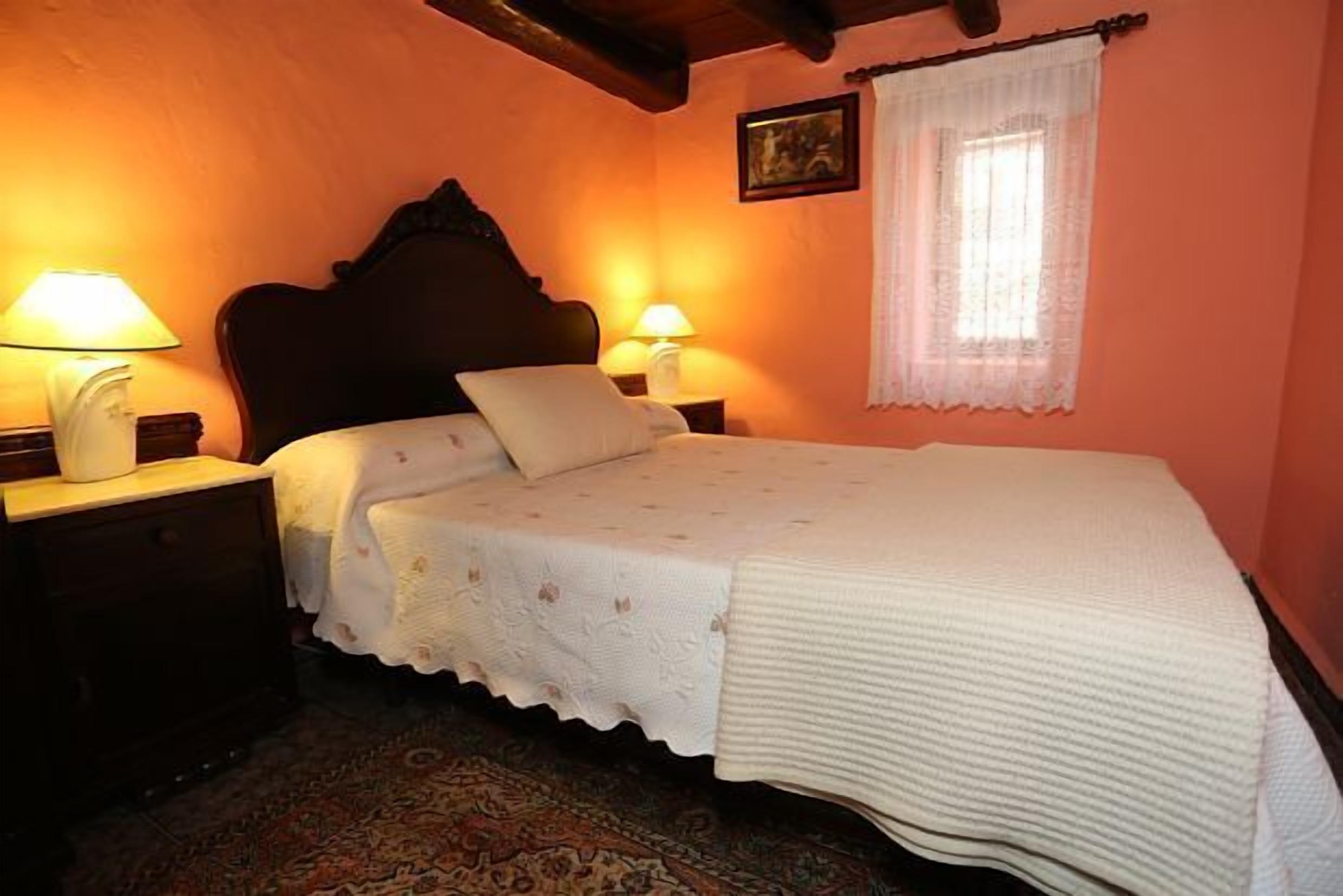 3 bedrooms, iron/ironing board, internet, bed sheets