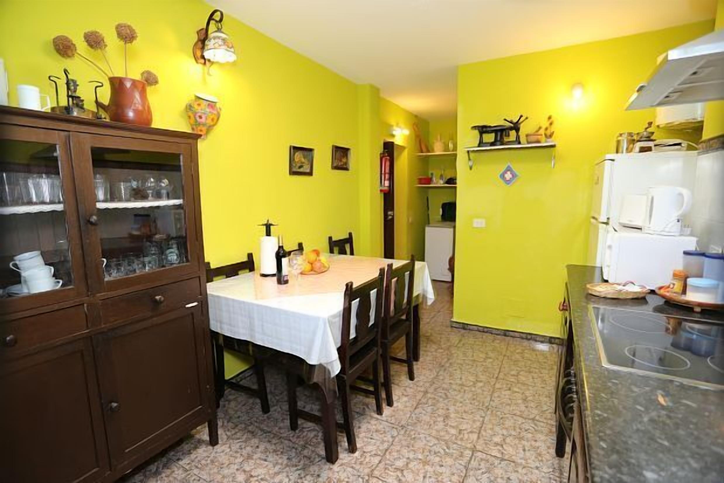 Microondas, cafetera y tetera y utensilios de cocina 