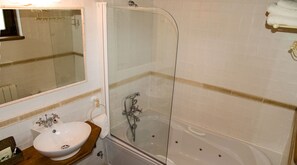 Hair dryer, towels, soap, toilet paper - Apartment in the Sierra, duplex type with 2 bedrooms and Garden (Manjirón, Puentes Viejas)