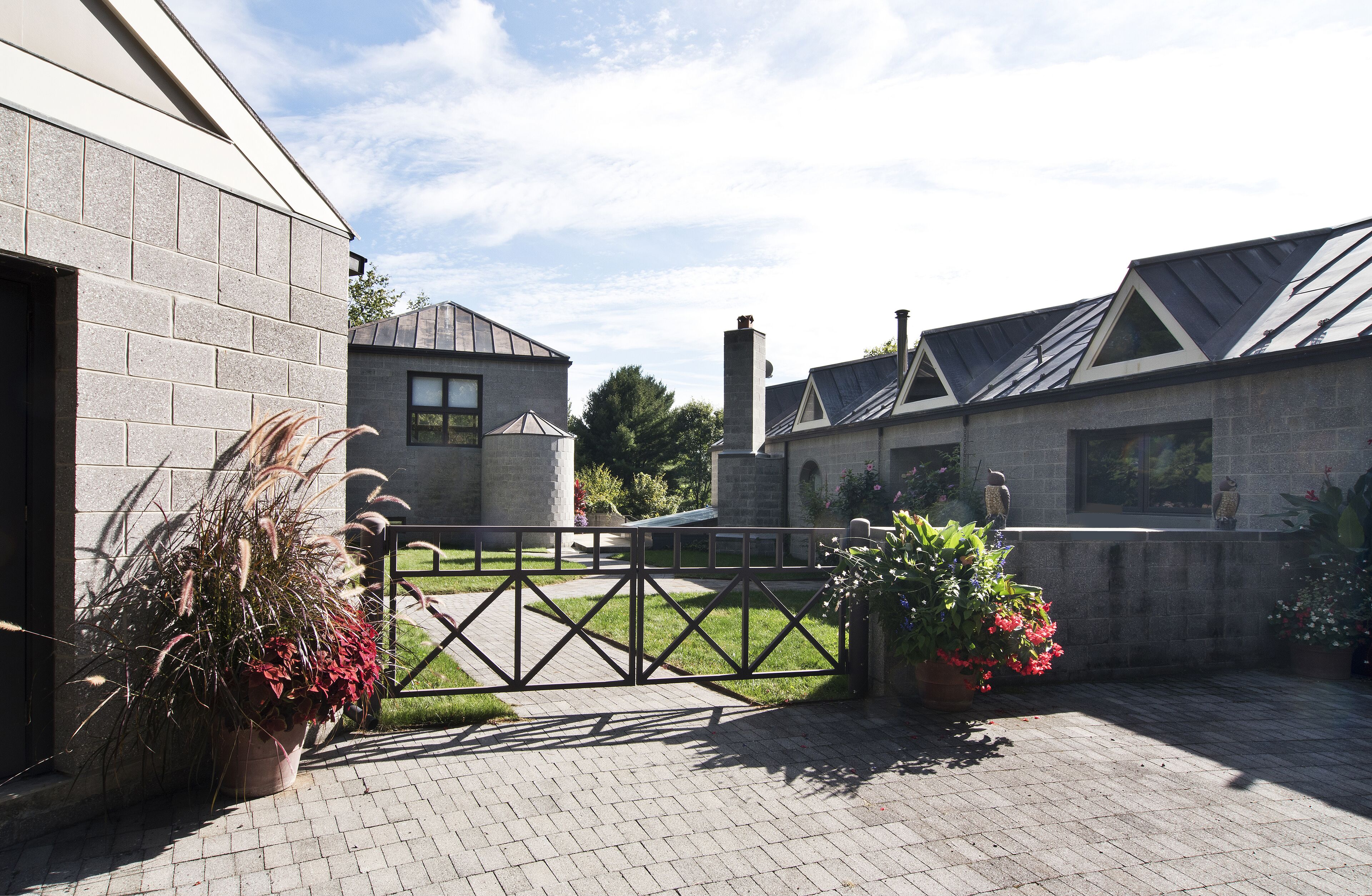 Modern home with Catskill views, guesthouse and heated pool near Chatham/Hudson 